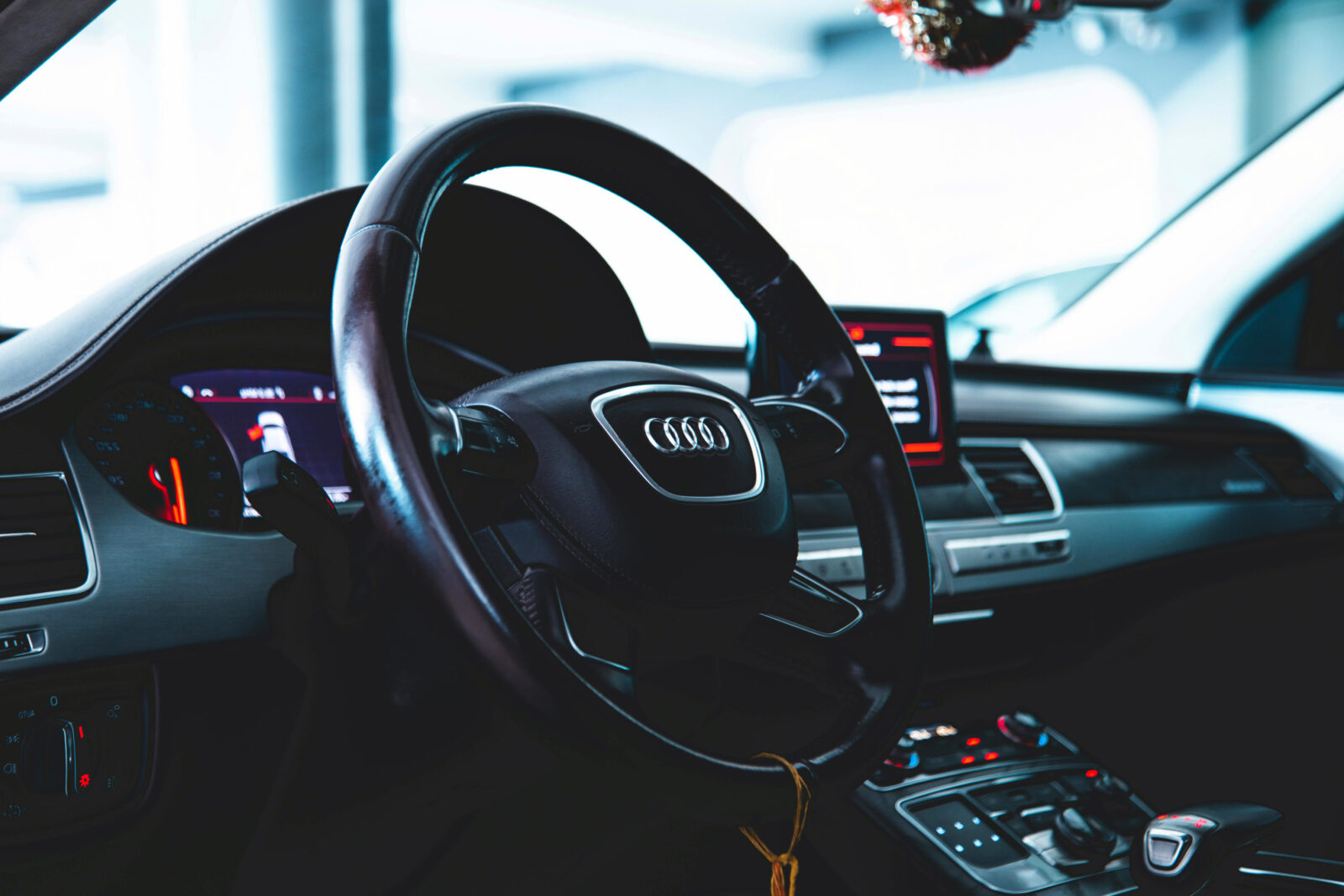 Jindřichohradecko – Audi smetlo traktor a řidiče transportoval vrtulník