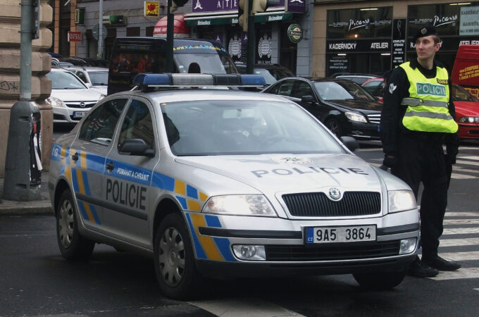 Zdrogovaný muž zlomil policistovi ruku: hrozí mu až 4 roky
