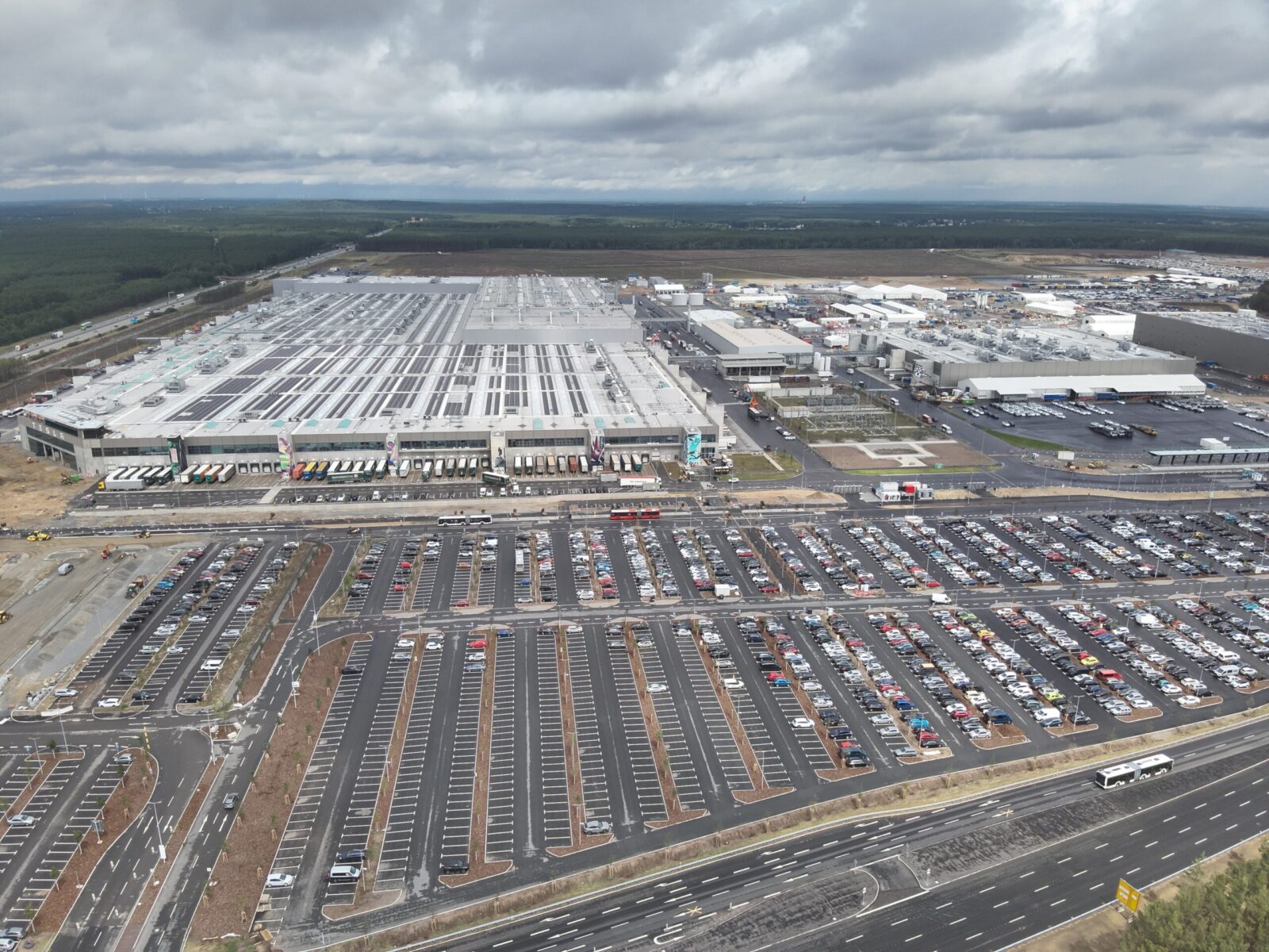 Tesla Gigafactory Berlin: Tvrdými podmínkami snižuje nemocnost na minimum
