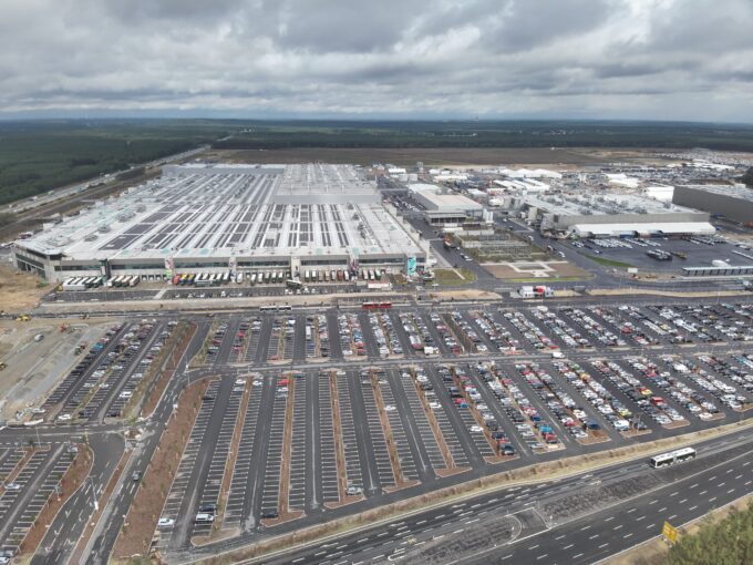 Tesla Gigafactory Berlin: Tvrdými podmínkami snižuje nemocnost na minimum 14
