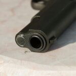 Plzeňsko: 2 muži obviněni z vydírání se zbraní na Kasejovicku 8