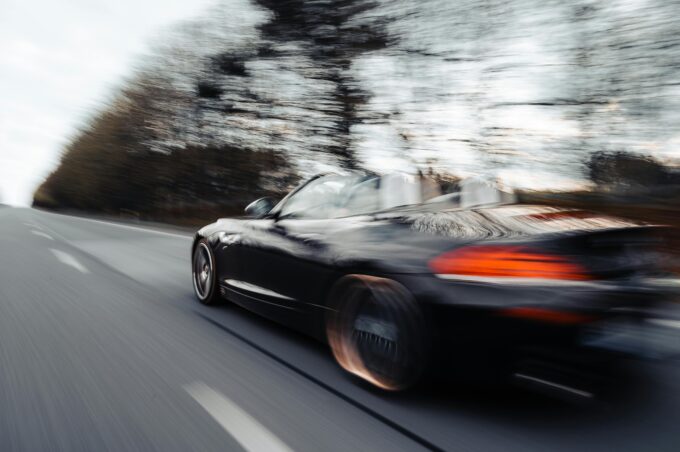 Klapý – 95 km/h v obci letěla 21letá řidička a přišla o řidičák 8