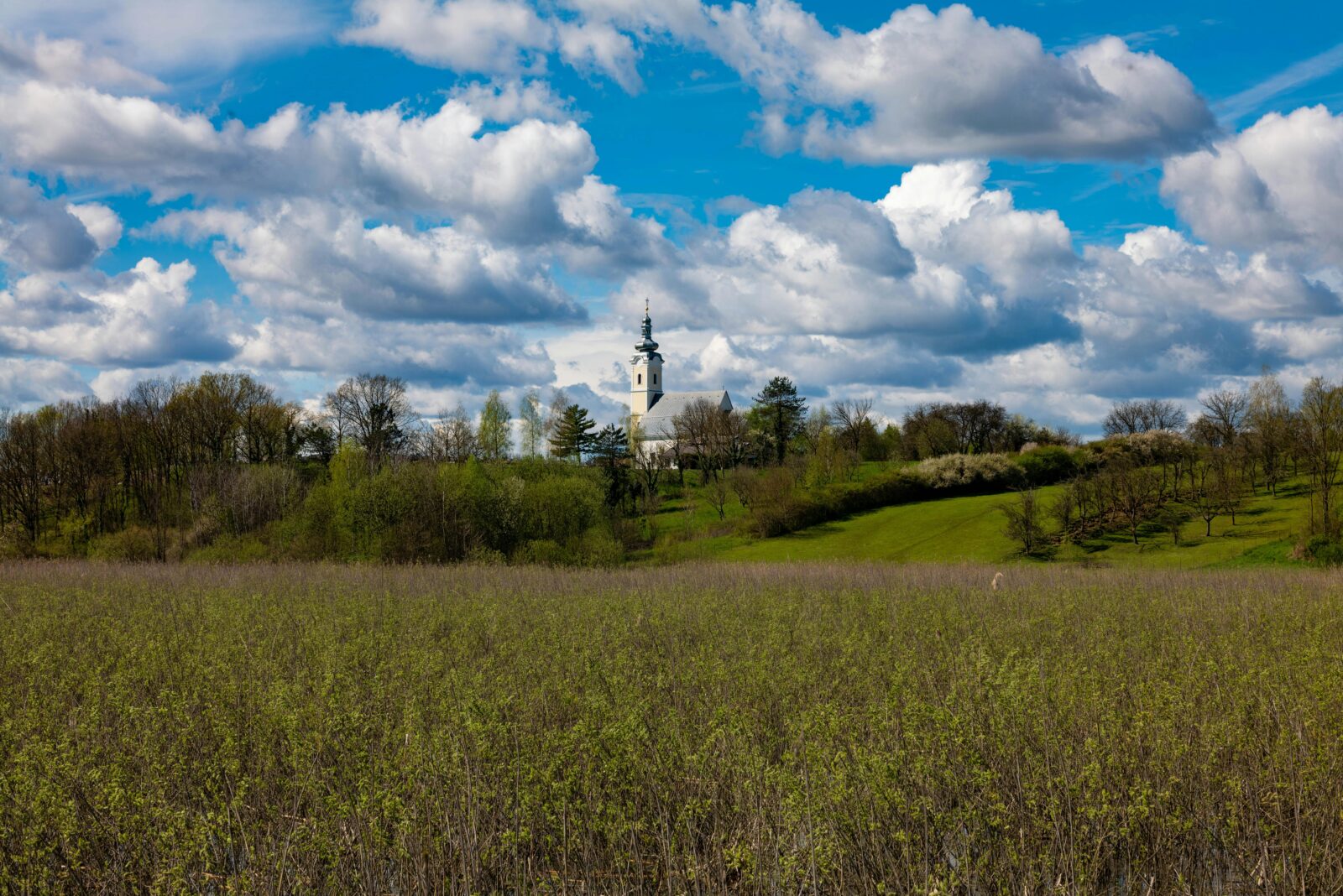 Česko – Přeháňky zasáhnou jih a teploty dosáhnou 20 °C