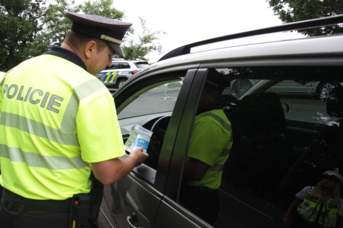 Brno – Řidič pod vlivem drog při útěku před policií vytlačoval auta a skončil ve vazbě