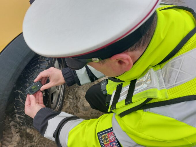 Hradecko – Opilý řidič Mercedesu jel 180 km/h a zabil řidičku 10