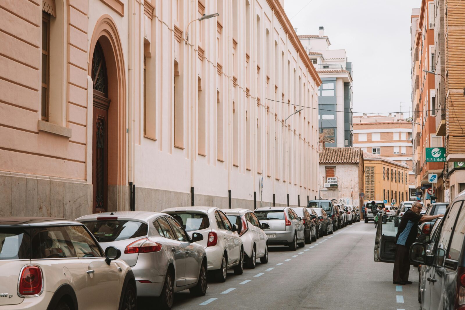 Chropyně – Opilá řidička Mercedesu zdemolovala pět vozidel