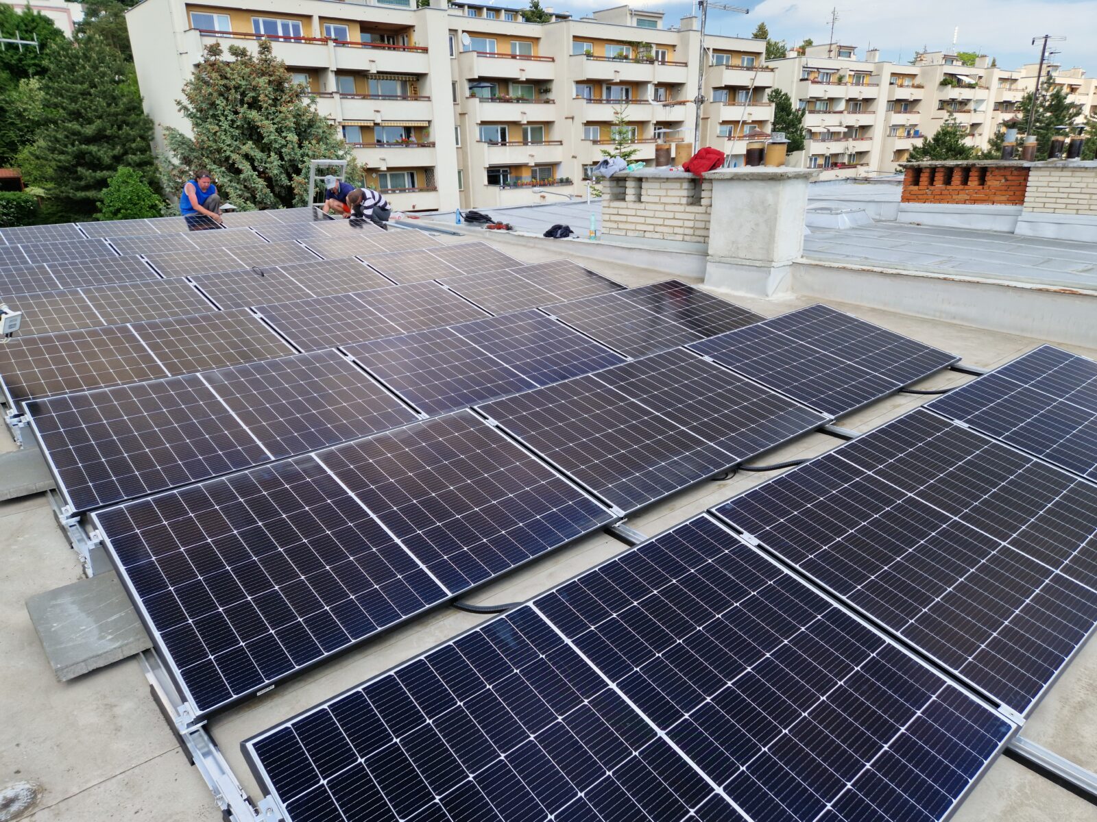 Čína vyrábí 80 % solárních panelů světa, ale sektor se propadá