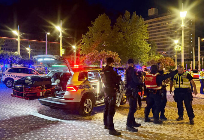 Útok 3 ozbrojených útočníků v Auparku Hradec Králové 10