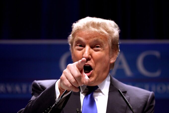 Soud nařídil Trumpovi odstranit jméno z Kennedy Centra do 2 týdnů 9