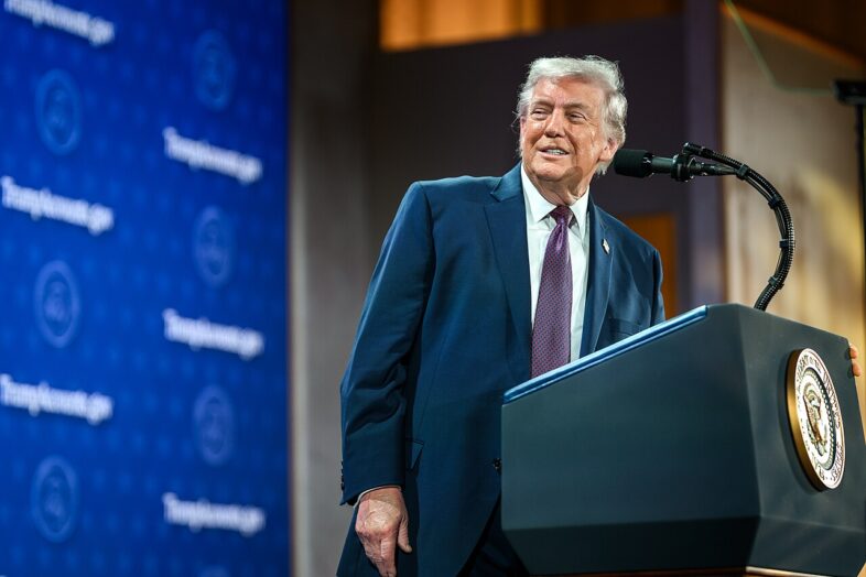 Trump provedl 3 700 burzovních obchodů za 220 milionů dolarů: firmy napojené na Bílý dům