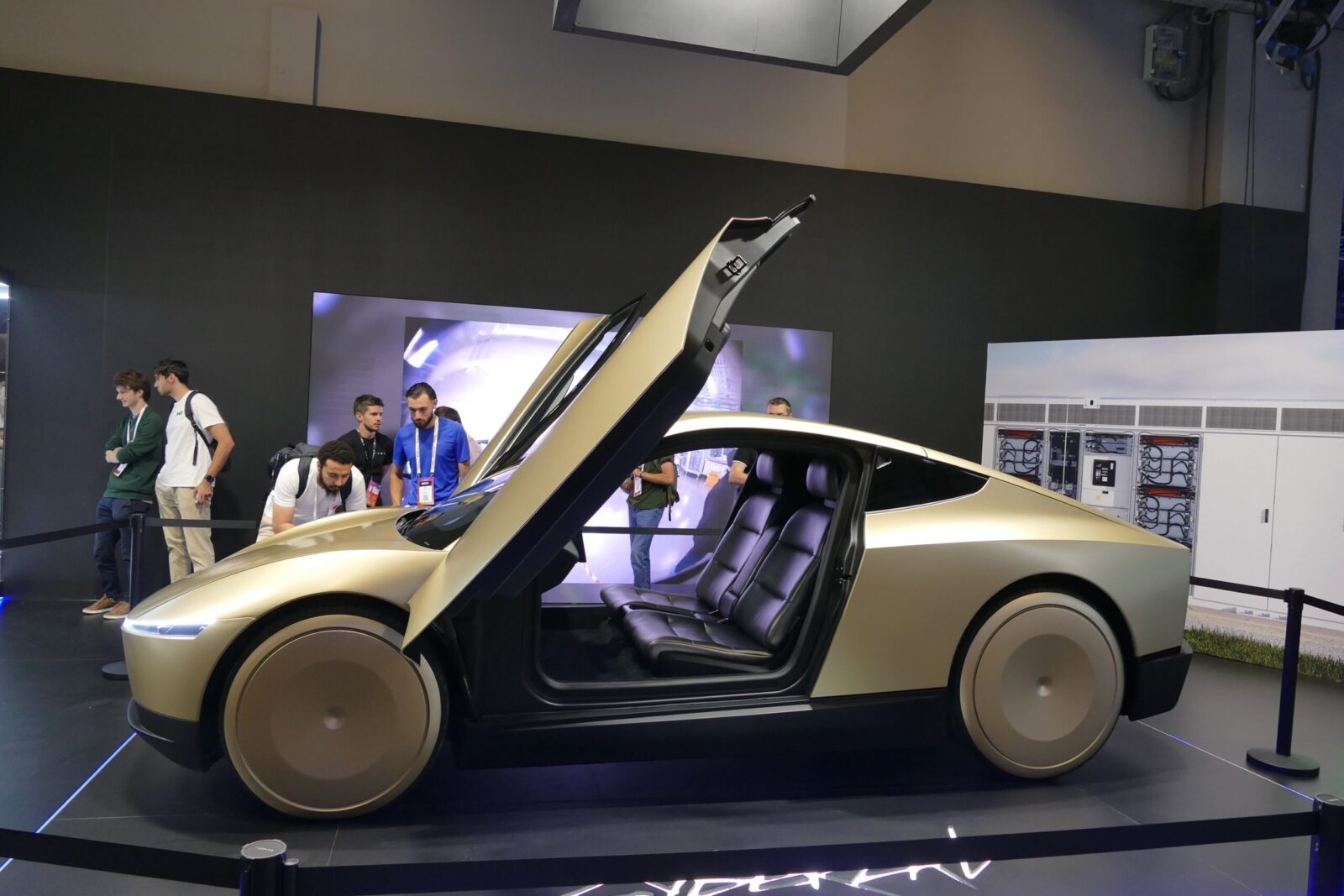 Tesla spustila výrobu robotaxi Cybercab: první dodávky do konce května