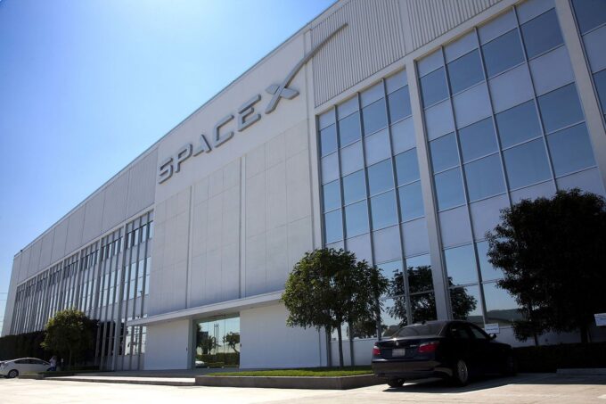 SpaceX získal před vstupem na burzu od americké armády kontrakty za 6,45 miliardy dolarů 14