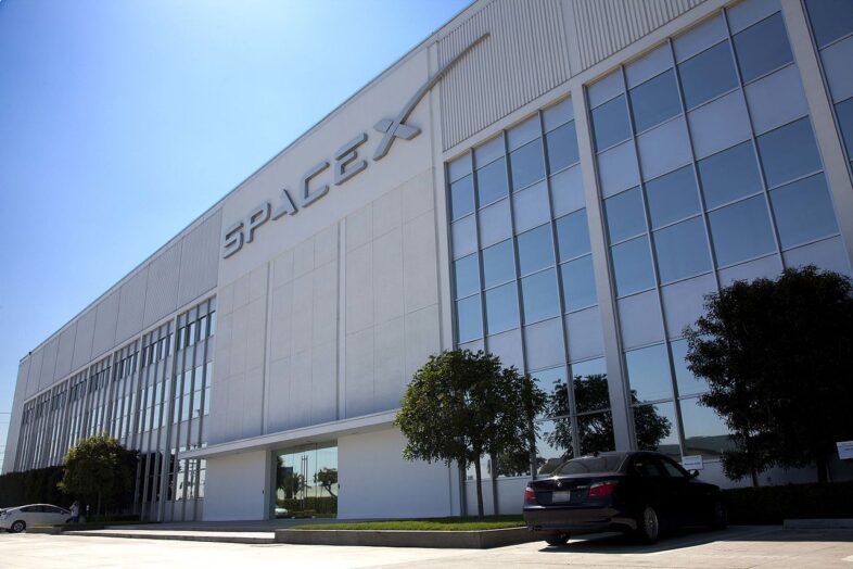 SpaceX získal před vstupem na burzu od americké armády kontrakty za 6,45 miliardy dolarů