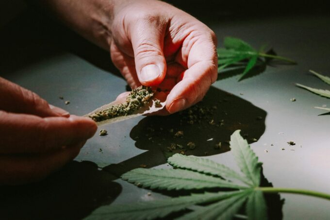 Marihuana u dospívajících i jednou měsíčně zvyšuje riziko psychózy a deprese 14