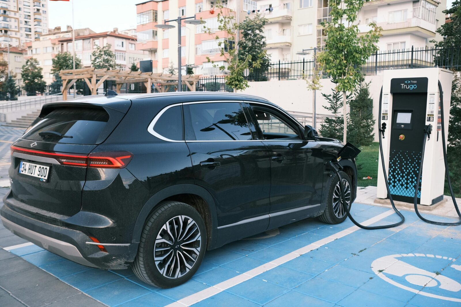 Čína poprvé vyvezla více elektroaut než spalovacích: 52,7 % z 769 000 aut
