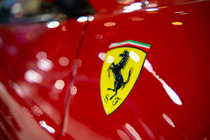 Akcie Ferrari po představení elektrického modelu Luce klesly o 8 procent 2