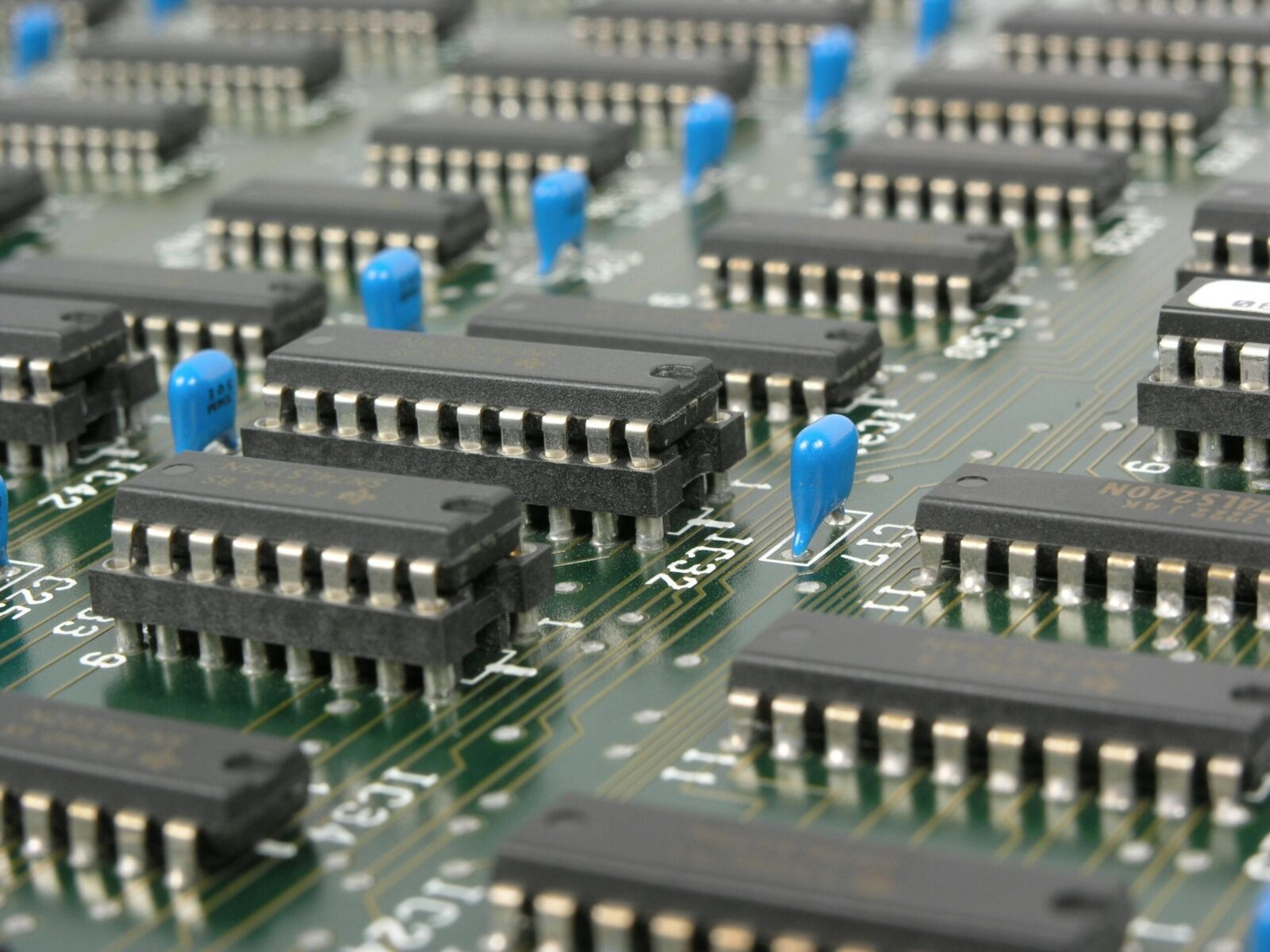 Akcie paměťových čipů Samsung a SK Hynix vzrostly o 114 % a 186 %: investoři varují před cyklickým propadem