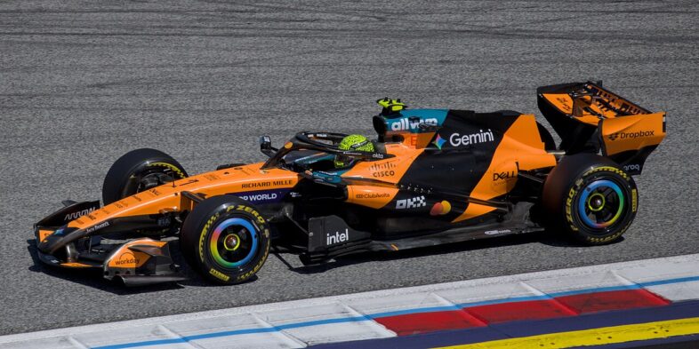 Verstappenův tým měl iniciovat jednání s McLarenem o možném přestupu pro rok 2027