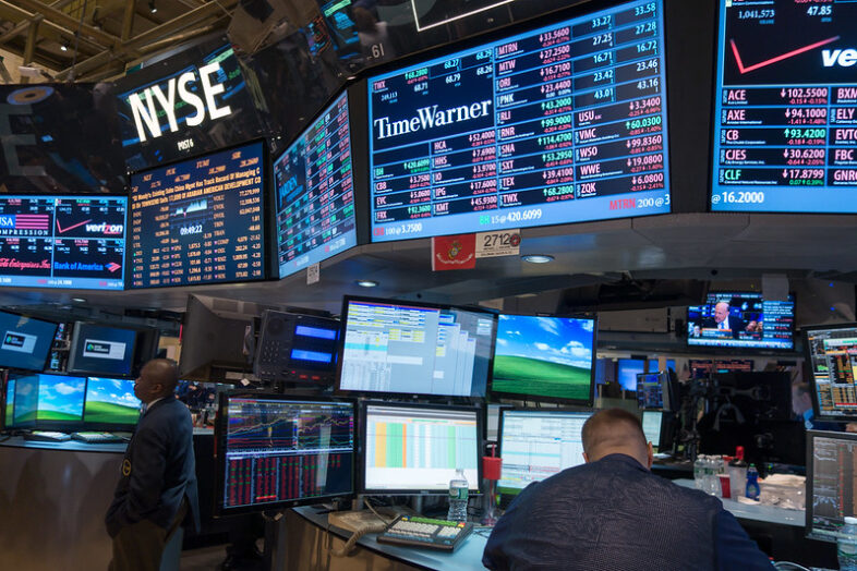 Technologické akcie táhnou Wall Street dolů: Nasdaq oslabil o 1,4 %, Fed zvažuje zdražení peněz