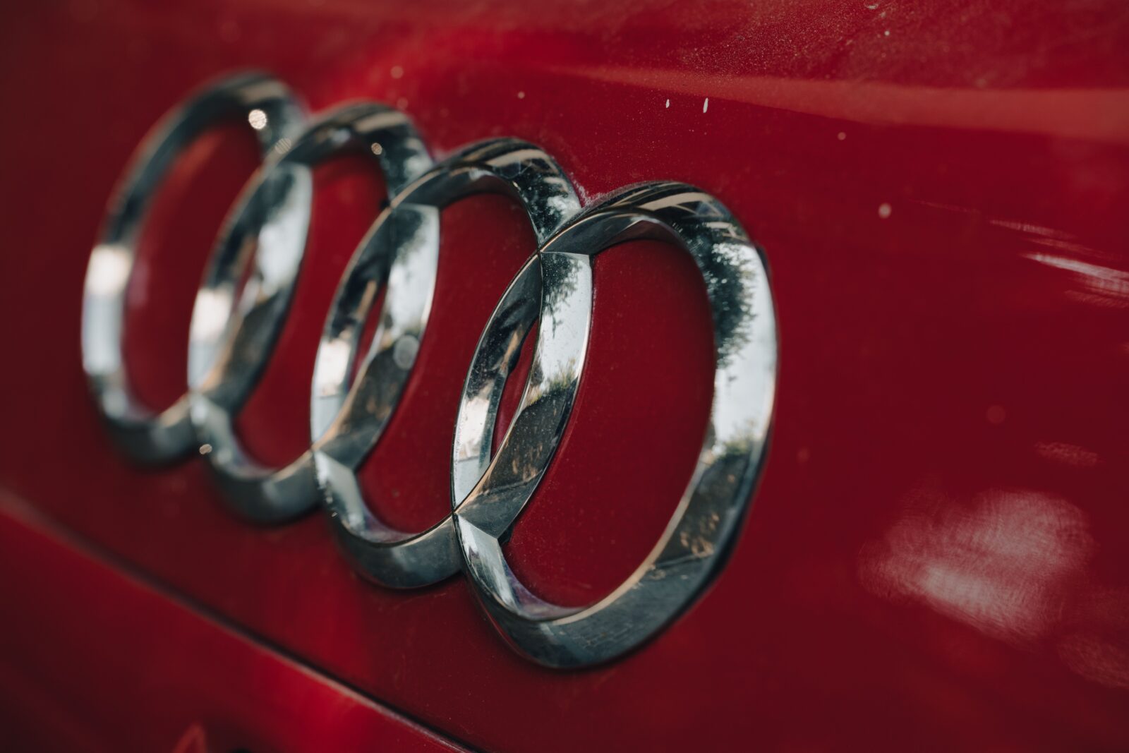 Automobilový průmysl v Německu pod tlakem: Skupina VW prověřuje další fungování továren včetně Audi