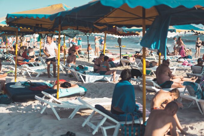 Francie překonala teplotní rekord, na řadě míst bylo přes 40 °C, vlna veder zabila 40 lidí utonutím 10