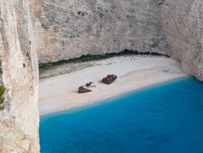Řecko uzavřelo známou pláž Navagio na Zakynthosu: zákaz platí do 31. října 2026 2