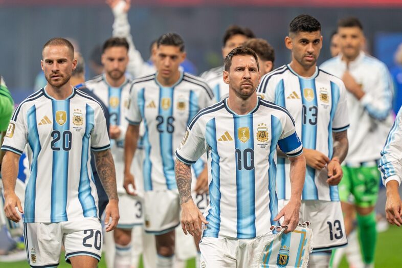 Argentina otočila zápas v nastavení a porazila Anglii 2:1, postupuje do finále