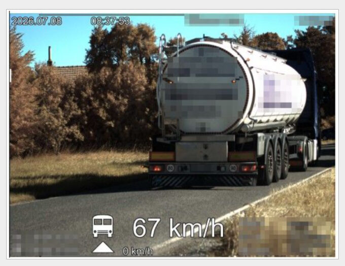 Řidič cisterny s šestým zákazem řízení se řítil obcí u Opočna 67 km/h 9