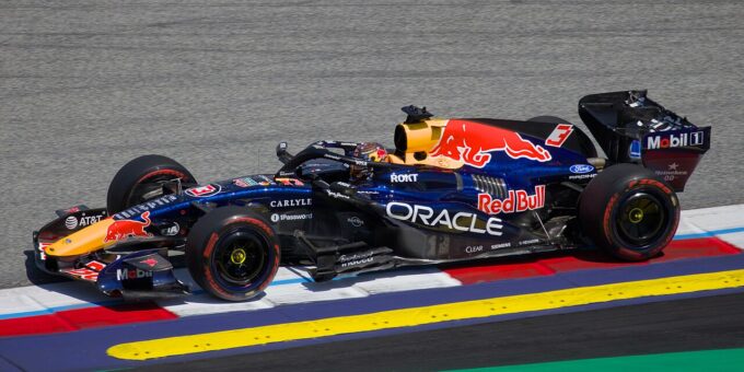Verstappen po nehodě nedokončil závod v Silverstone: vadné křídlo označil za "super nebezpečné"