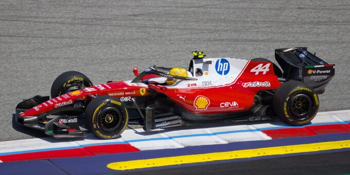 Šéf Ferrari F1 popírá zázrak za formou Lewise Hamiltona, uvádí pět pódií 24