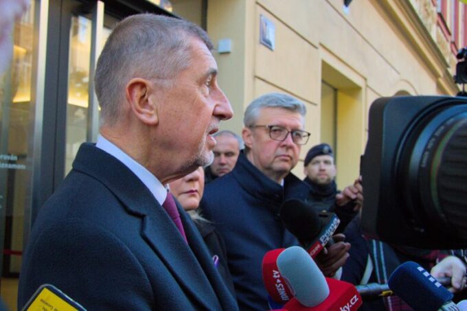 Andrej Babiš s mikrofonem