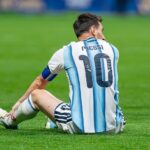 Messi sedí zklamaně na zemi