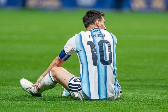 Messi sedí zklamaně na zemi