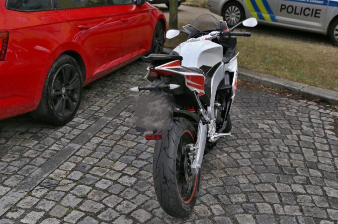 Policista mimo službu zadržel v Plzni pachatele na ukradeném motocyklu 11