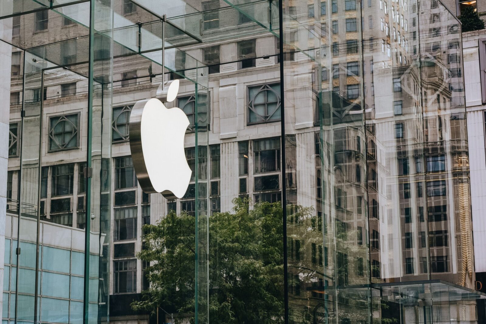 Apple žaluje OpenAI kvůli krádeži tajemství: aféra sahá až k vedení společnosti
