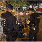 policisté kontrolují osoby
