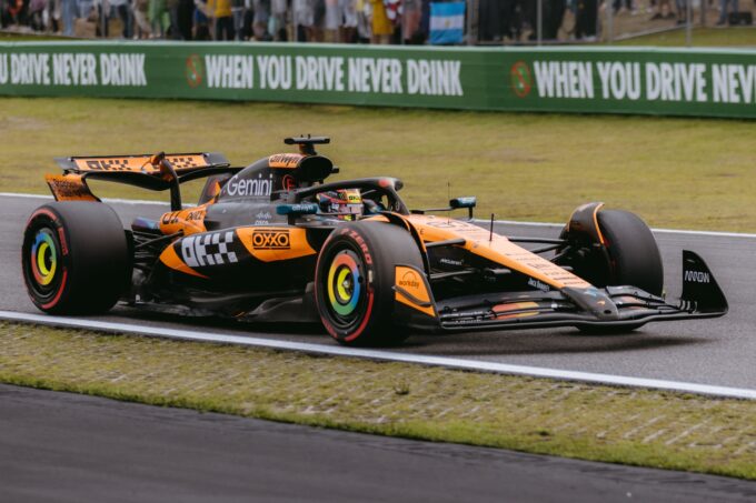 F1 McLaren monopost na trati