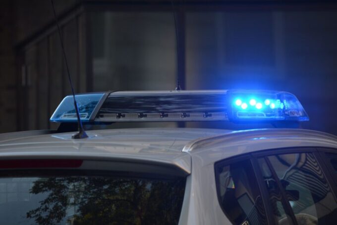 auto s majáky policie