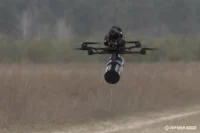 dron s optickým kabelem