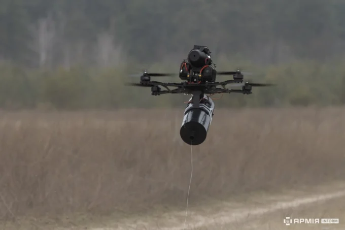 dron s optickým kabelem