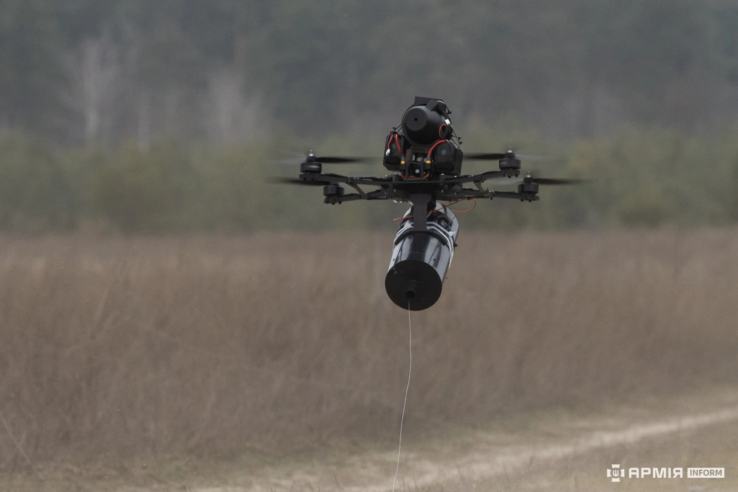 dron s optickým kabelem