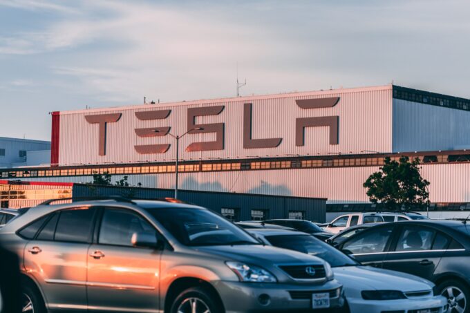 tesla továrna