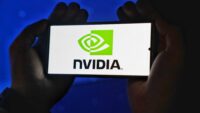 nvidia logo na mobilním telefonu
