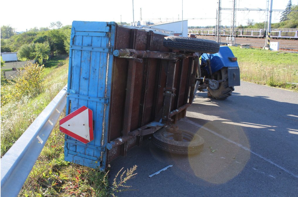 Opilý traktorista v Přerově převrátil vlečku a zranil 11 lidí, zasahovala policie 1